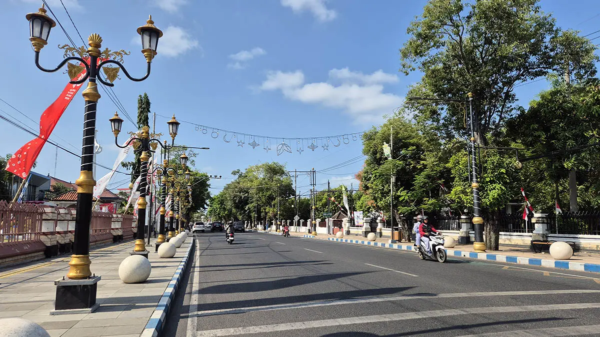 MAKIN GEMERLAP: Kondisi tiang Penerangan Jalan Umum (PJU) di sepanjang Jalan Pahlawan, Kota Pasuruan, yang kini dipercantik dengan lilitan lampu selang hias. (Fahrizal Firmani/Radar Bromo)