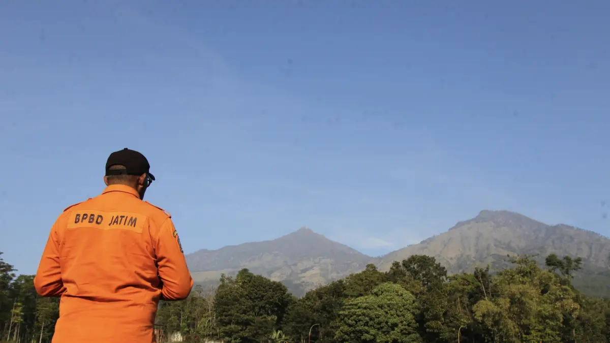 MASIH KEMARAU: Warga memantau hutan di lereng Welirang-Arjuna yang sempat terjadi kebakaran. Saat ini cuaca memasuki puncak kemarau. (Foto: M Zubaidillah/Jawa Pos Radar Bromo)