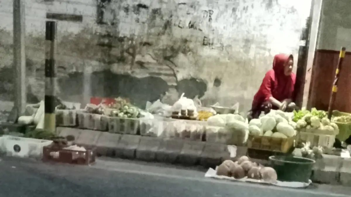 MELANGGAR: Pedagang berjualan di atas trotoar Jalan Pahlawan atau sisi selatan Pasar Baru, Kota Probolinggo.&nbsp;(ISTIMEWA)
