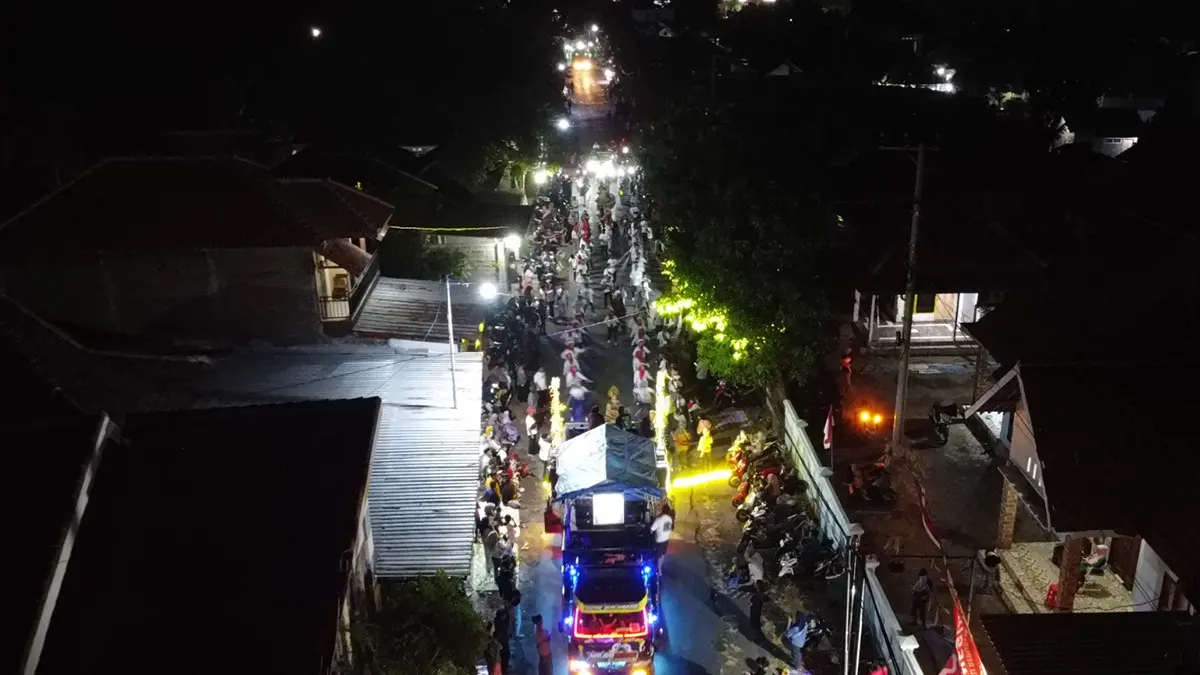 MENGULAR: Iring-iringan peserta Karnaval HUT Kemerdekaan RI di Desa Sentong, Kecamatan Krejengan, begitu panjang. (FAHREZA NURAGA/JAWA POS RADAR BROMO)