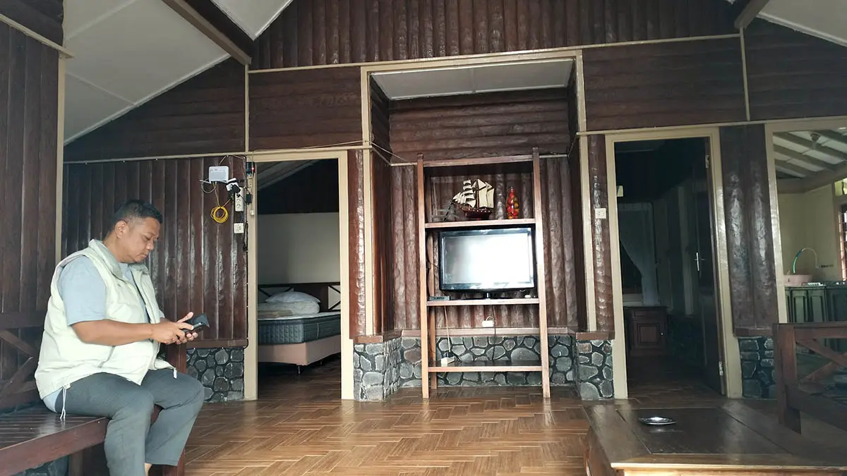 NUANSA KLASIK: Suasana interior ruang tamu salah satu unit vila eks Villa Park di Kelurahan Pecalukan, Prigen, Kabupaten Pasuruan. (Rizal Syatori/Radar Bromo)