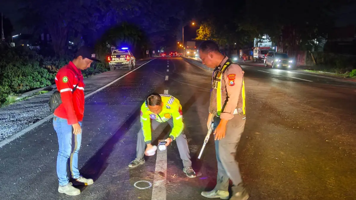 OLAH TKP: Personel Satlantas di lokasi kecelakaan di di Desa Ngerong, Kecamatan Gempol. (Foto: Satlantas Polres Pasuruan for Jawa Pos Radar Bromo)