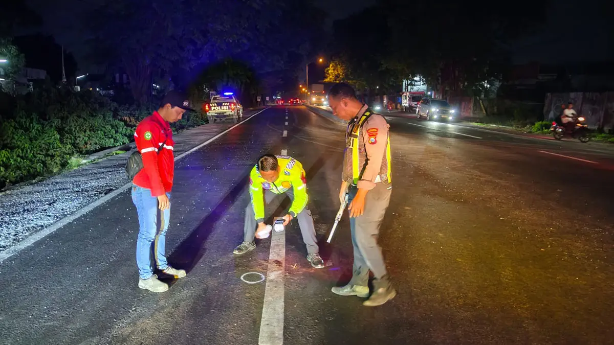 Petugas saat melakukan olah TKP di Desa Ngerong, Kecamatan Gempol, Sabtu petang (22/8). 