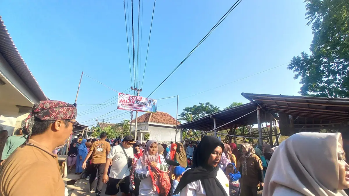 RAMAI: Ratusan warga Desa Kareng Kidul, Kecamatan Wonomerto, mengikuti jalan sehat dalam Semarak HUT ke-81 RI, Minggu (23/8). (INNEKE AGUSTIN/JAWA POS RADAR BROMO)
