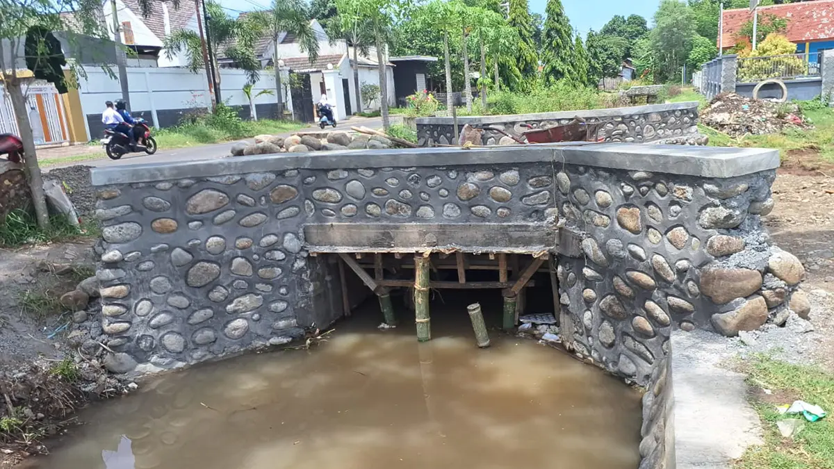 RAMPUNG: Jembatan pendukung akses jalan menuju KDMP Desa Sentong, telah selesai dibangun oleh Pemerintah Desa Sentong, Kecamatan Krejengan. (AGUS FAIZ MUSLEH/JAWA POS RADAR BROMO)