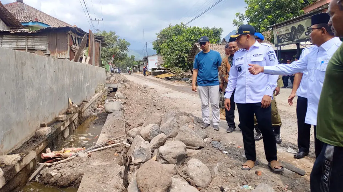 SEGERA DIASPAL: Bupati Probolinggo Mohamad Haris saat memantau progres perbaikan jalan Triwungan-Gondosuli di Desa Sambirampak Kidul, Kotaanyar, beberapa waktu lalu. (Agus Faiz Musleh/ Radar Bromo)