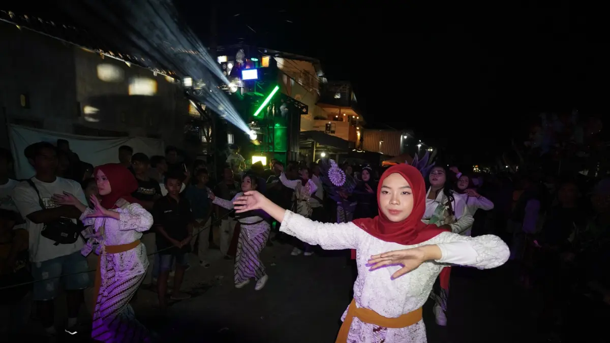 SEMANGAT MENARI: Sejumlah peserta Karnaval HUT Kemerdekaan RI di Desa Sentong, Kecamatan Krejengan, semangat menari di sepanjang rute.