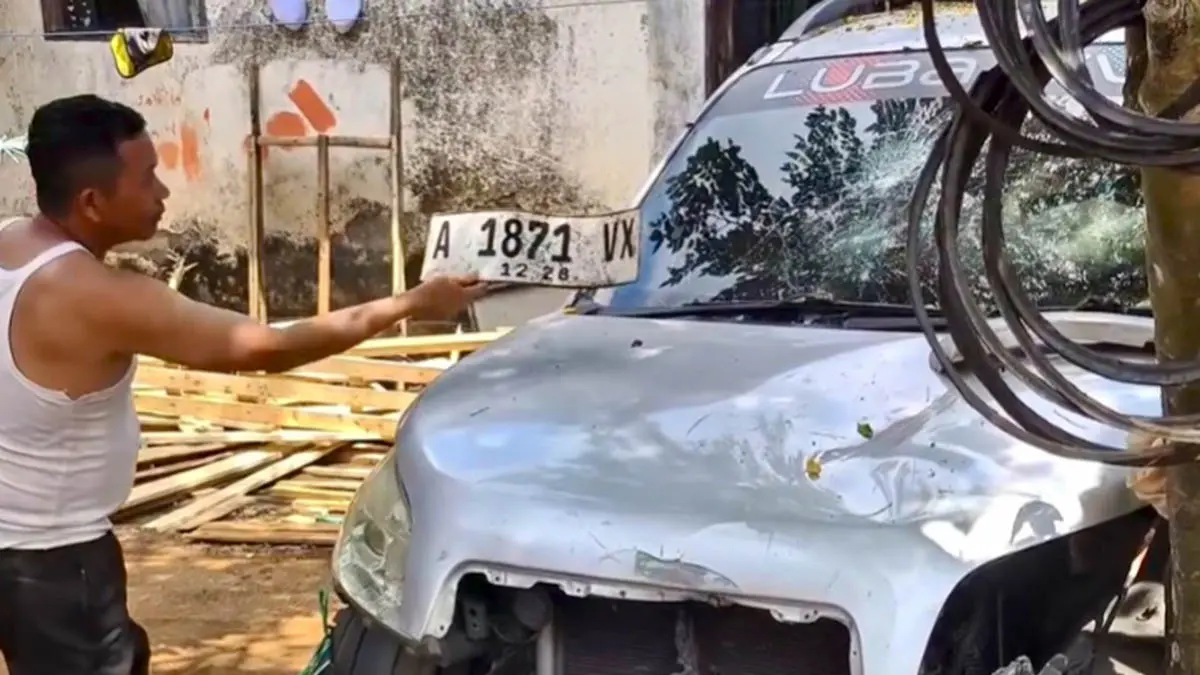 TABRAK POHON: Toyota Rush yang mengalami kecelakaan tunggal di ruas jalan Dusun Nangkaan, Desa Betek, Kecamatan Krucil. Dalam insiden tersebut polisi menemukan narkotika jenis sabu yang diduga kuat milik sopir. (Foto : Istimewa)