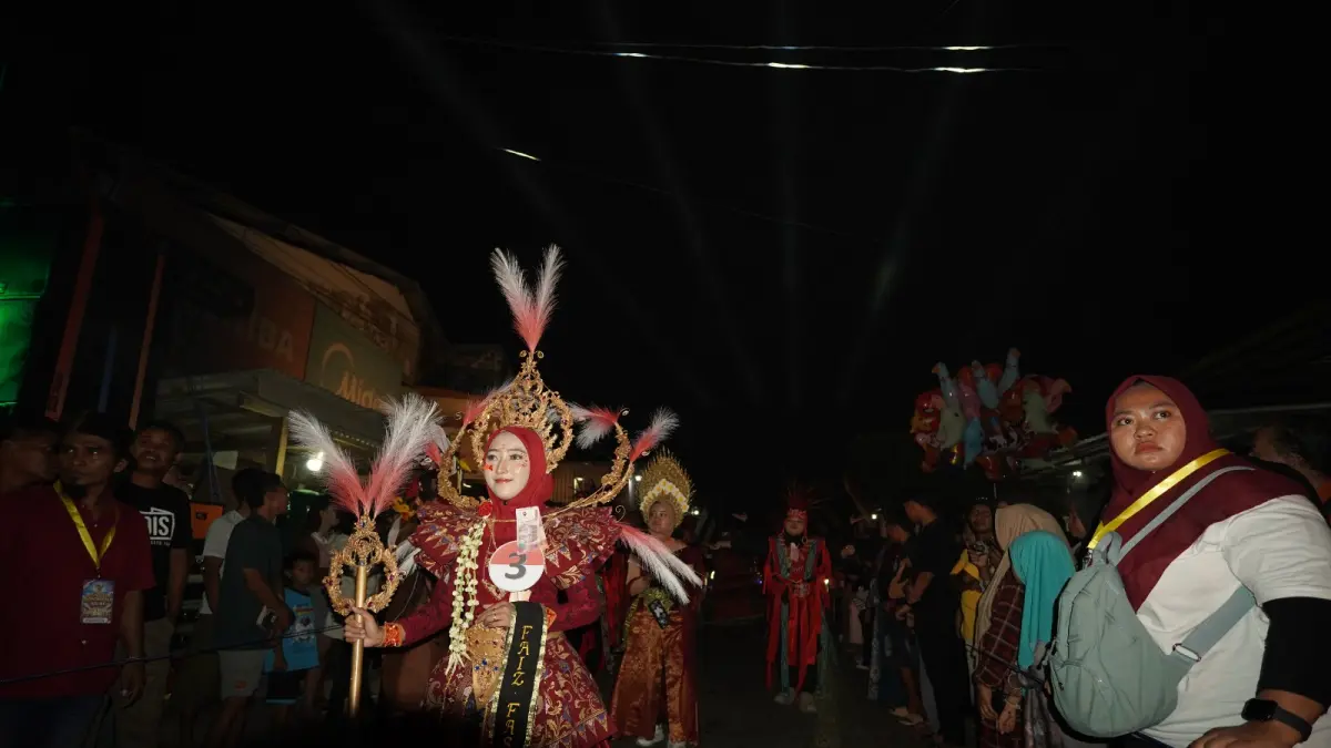 TAMPIL MAKSIMAL: Sejumlah peserta mengenakan kostum kesenian dan kebudayaan dalam Karnaval HUT Kemerdekaan RI di Desa Sentong, Kecamatan Krejengan.
