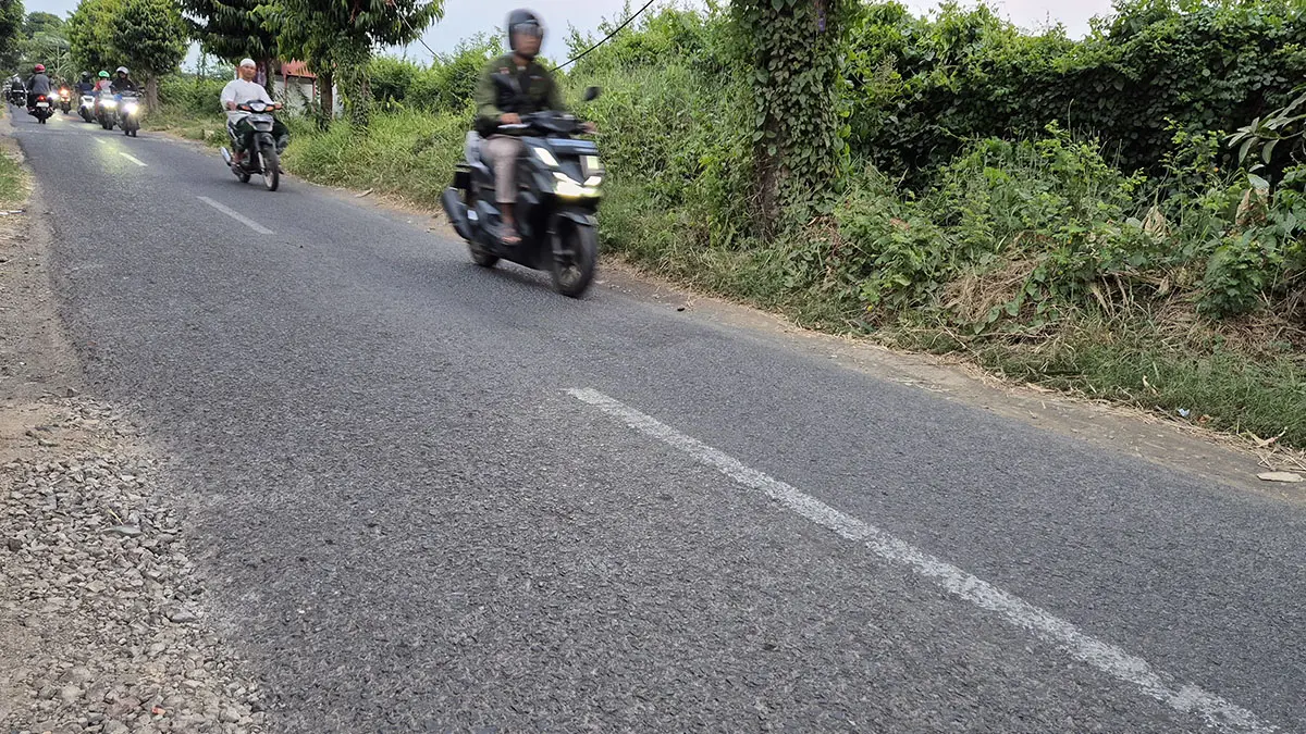 TERIMBAS PENGALIHAN ARUS: Ruas jalan Kejobo, Blandongan, Kota Pasuruan yang alami sejumlah kerusakan. Sejak jembatan Book Wedi diperbaiki, arus lalu lintas di jalan setempat lebih padat. (Fahrizal Firmani/ Radar Bromo) 