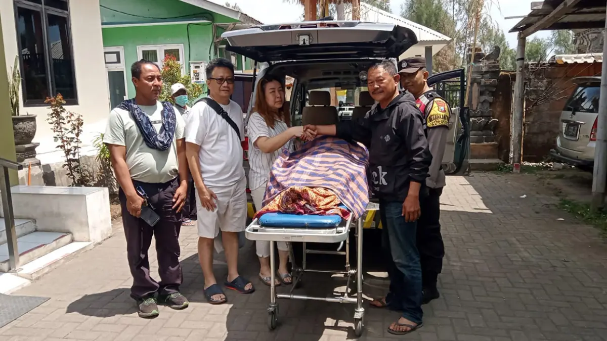 TOLAK OTOPSI: Petugas Polsek Tosari menyerahkan korban Antonius Jimmy, 52, pada keluarganya Minggu (23/8). Keluarga menerima kematian korban dan menolak korban diotopsi.  