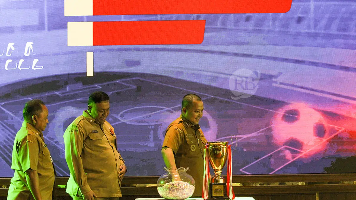 ANTUSIAS: Bupati Pasuruan Rusdi Sutejo saat mengundi tim yang akan berlaga di Bupati Cup 2026 Pasuruan Superleague di Auditorium Mpu Sindok. (Foto: M Zubaidillah/Jawa Pos Radar Bromo)