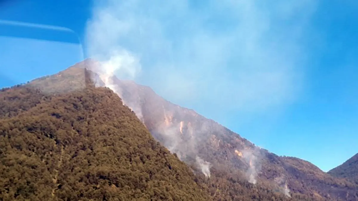Asap membumbung masih terpantau di lereng gunung Arjuno, Senin (24/8).