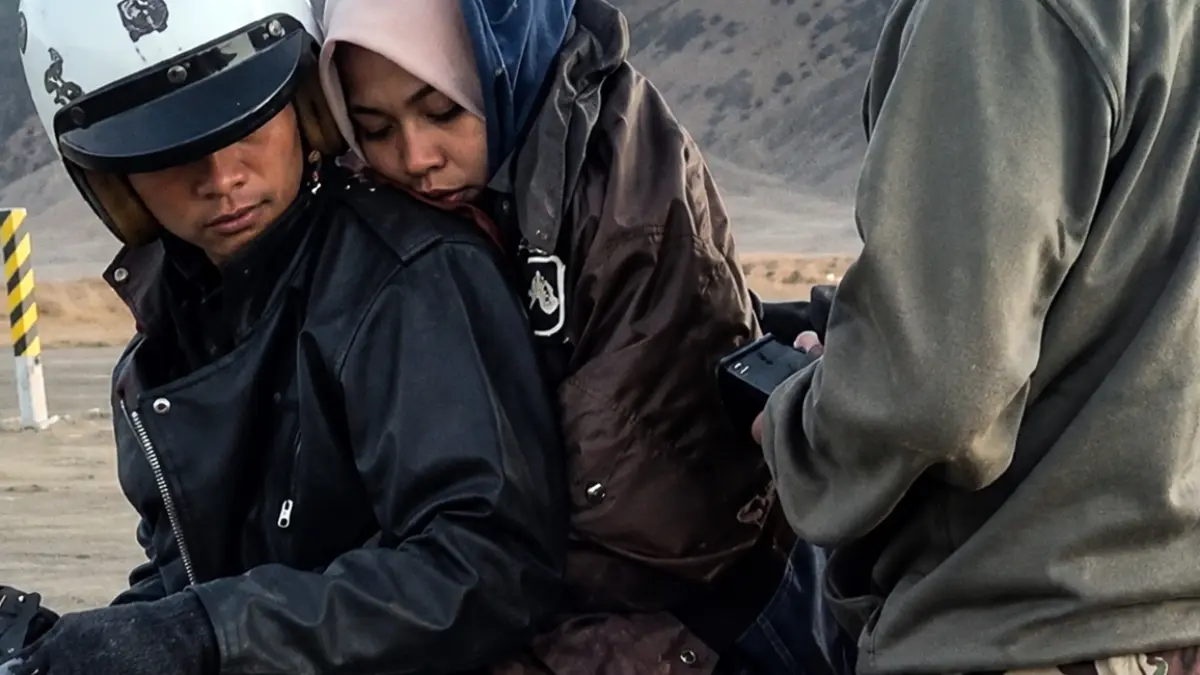 DIEVAKUASI: Lia, warga Kecamatan Paiton, Kabupaten Probolinggo, dievakuasi setelah mengalami hipotermia saat berkunjung ke kawasan wisata Gunung Bromo, Senin (24/8).