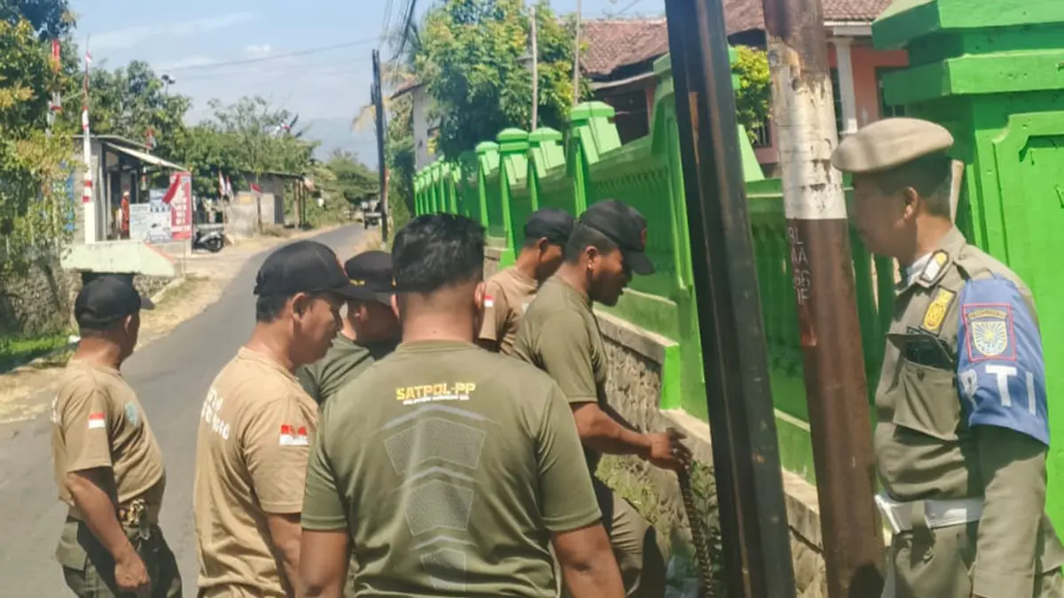 PENERTIBAN: Anggota Satpol PP Kota Probolinggo menertibkan sejumlah tiang wifi di Kelurahan/Kecamatan Kademangan, Kota Probolinggo, Senin (24/8). (SATPOL PP KOTA PROBOLINGGO FOR JAWA POS RADAR BROMO)
