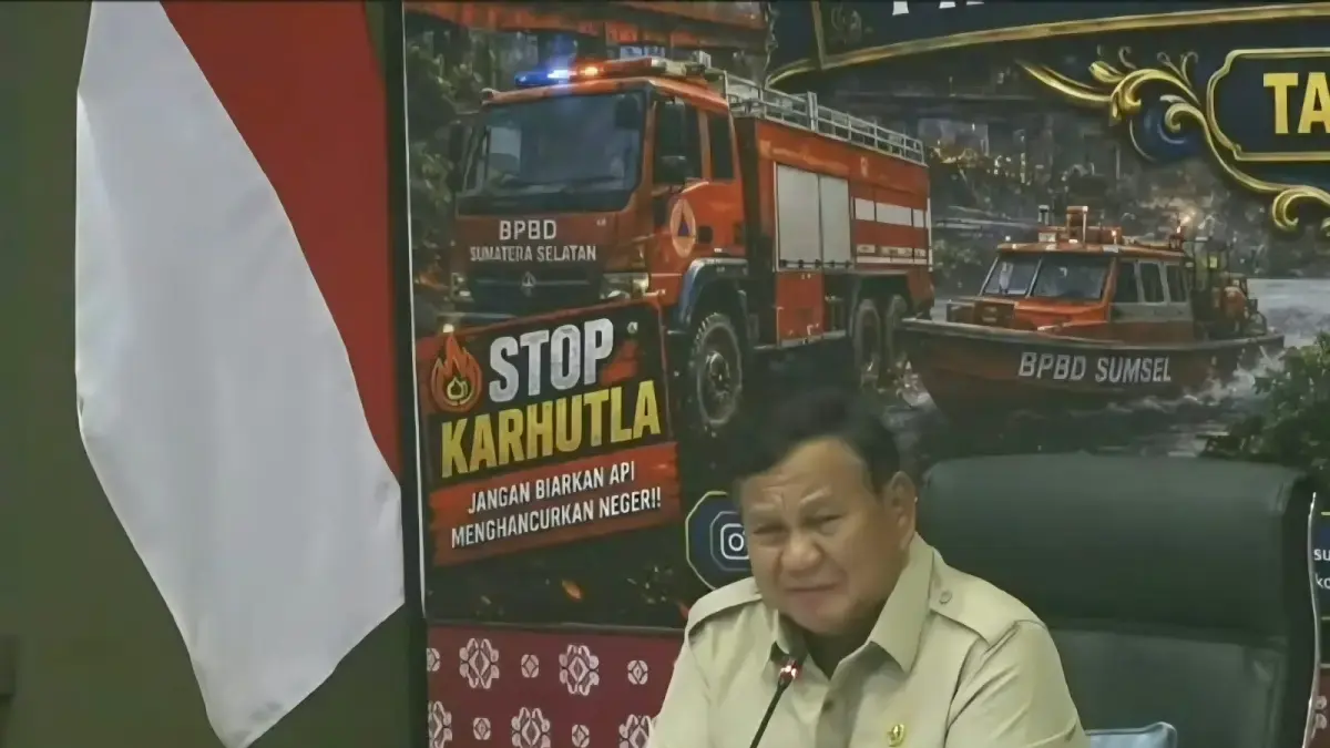 Presiden Prabowo Subianto saat memimpin rapat penanganan karhutla di Posko Karhutla Palembang, Sumsel, Senin (24/8). (Karhutla)