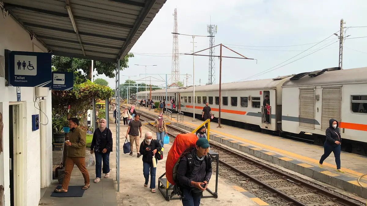 RAMAI: Sejumlah penumpang KA Probowangi siap berangkat dari Stasiun Probolinggo, Senin (24/8). (PT KAI DAOP 9 JEMBER FOR JAWA POS RADAR BROMO)