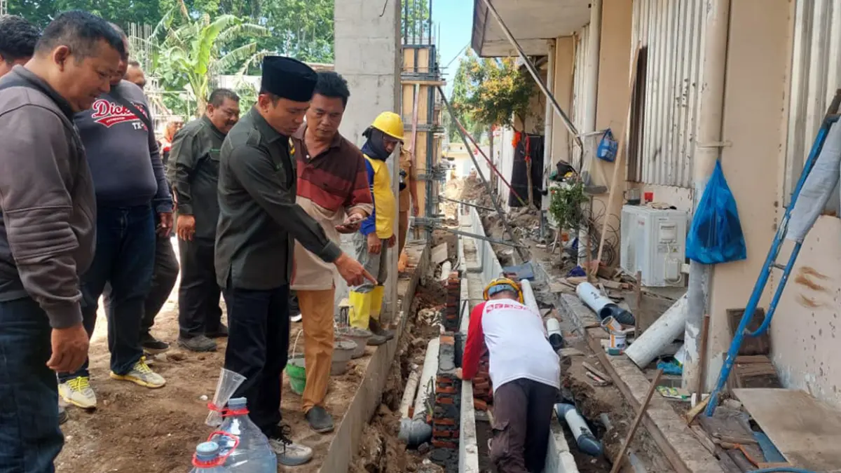 SIDAK: Komisi III DPRD Kota Probolinggo sidak pembangunan gedung DPRD Kota Probolinggo sisi selatan, Selasa (24/8). Dari sana diketahui progres pekerjaan minus 9,7 persen. (Arif Mashudi/ Radar Bromo)