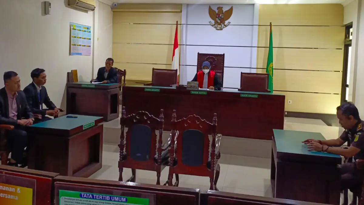 Suasana sidang praperadilan Kades Wonosari, Kecamatan Tutur, Kabupaten Pasuruan terkait kasus pungli program PTSL. Hakim menyatakan menolak gugatan praperadilan sang kades itu. (Istimewa)