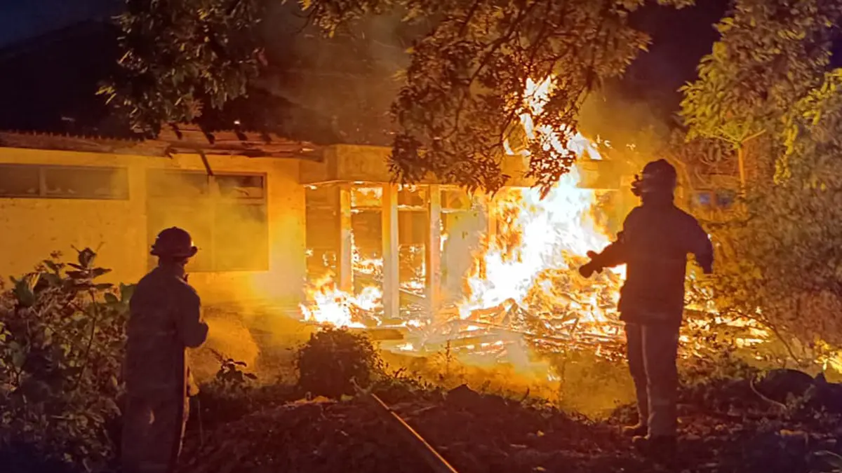 TERBAKAR: Tim Damkar Satpol PP Kota Probolinggo berusaha memadamkan api yang melalap bekas rumah dinas di Jalan Panglima Sudirman, Kelurahan Wiroborang, Kota Probolinggo, Minggu (23/8) malam.&nbsp;(DAMKAR SATPOL PP KOTA PROBOLINGGO FOR JAWA POS RADAR BROMO)