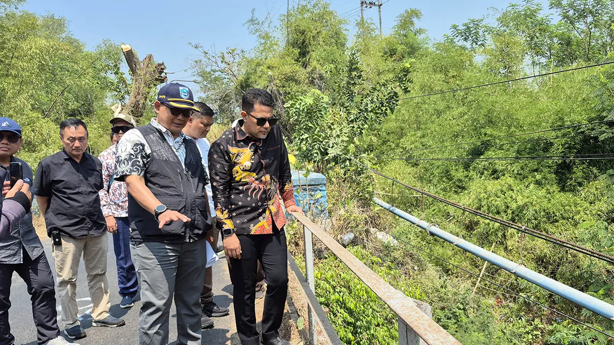 CEK LANGSUNG: Bupati Probolinggo Muhammad Haris saat melakukan monev jembatan curah bubur. Jembatan ini bakal dilebarkan. (Foto : Istimewa)