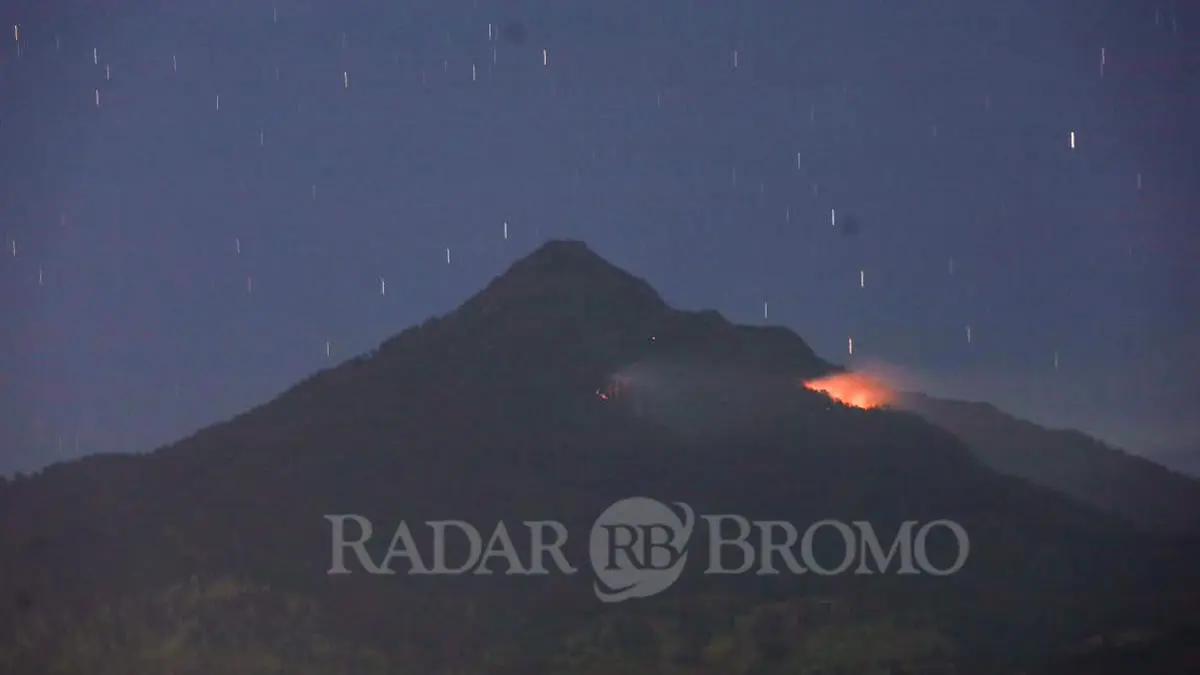 MEMBARA: Kobaran api di kawasan Blok Ogal-agil Gunung Arjuno saat dipotret dari kawasan Prigen, Selasa malam (25/8). (Mokhamad Zubaidillah/ Radar Bromo)