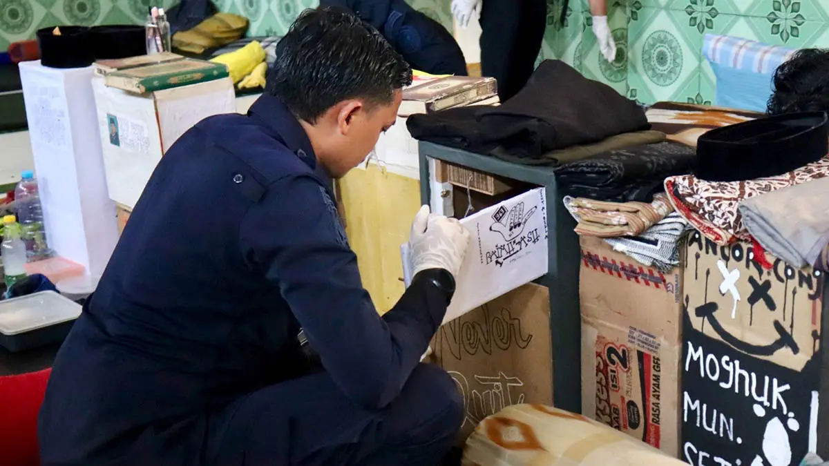 TELITI: Petugas rutan kelas IIB Kraksaan menggeledah blok B hunian warga binaan. Penggeledahan kali ini nihil temuan. (Foto : Rutan Kraksaan for Jawa Pos Radar Bromo)