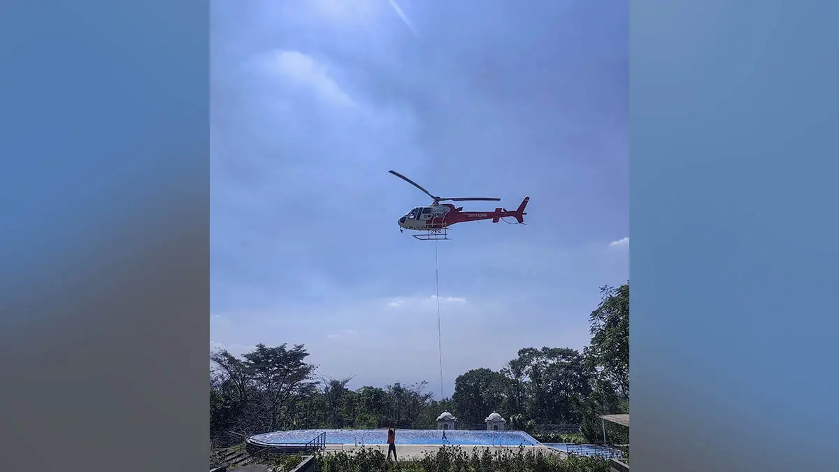 ANGKUT: Helikopter water bombing mengambil air dari kolam Kaliandra yang berlokasi di Desa Dayurejo, Kecamatan Prigen.&nbsp;(Foto: M Zubaidillah/Jawa Pos Radar Bromo)