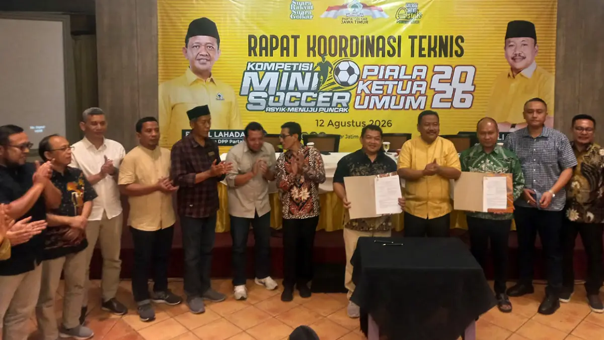 BAKAL SERU: Pimpinan DPD Golkar Jatim dan pimpinan Jawa Pos Radar se Jatim saat menggelar rapat koordinasi teknis kompetisi Bahlil Mini Soccer Asyik Menuju Puncak 2026.