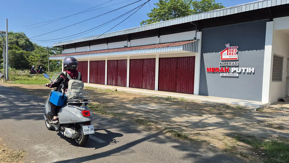 BELUM BEROPERASI: Kondisi gerai Koperasi Kelurahan Merah Putih (KKMP) di Kelurahan Blandongan, Kecamatan Bugul Kidul, Kota Pasuruan, yang hingga kini masih tertutup rapat dan belum difungsikan. (Fahrizal Firmani/Radar Bromo)
