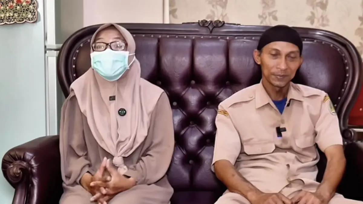BERI KETERANGAN: Dwi bersama suaminya dalam video klarifikasi.&nbsp;(Foto: screenshoot)