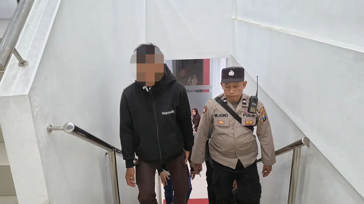 DIAMANKAN: Terduga pelaku penganiayaan IKW diamankan ke kantor Satreskrim Polres Probolinggo. ((AGUS FAIZ MUSLEH/JAWA POS RADAR BROMO))