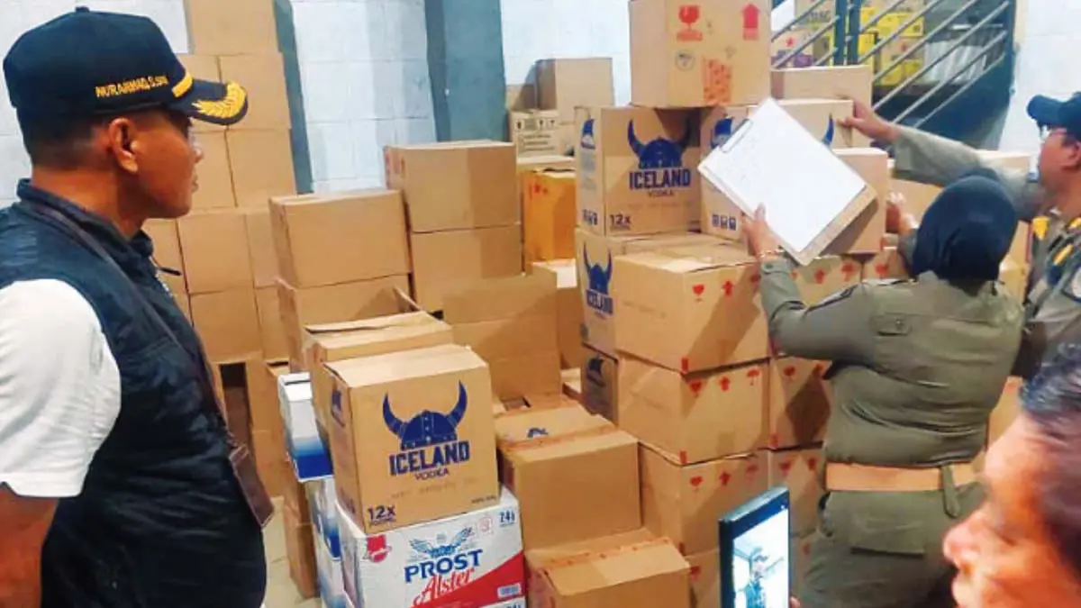 DISTOP SEMENTARA: Anggota Satpol PP Kota Probolinggo ketika melakukan razia minol di Kecamatan Mayangan, Kota Probolinggo, beberapa waktu lalu. (DOK. JAWA POS RADAR BROMO)