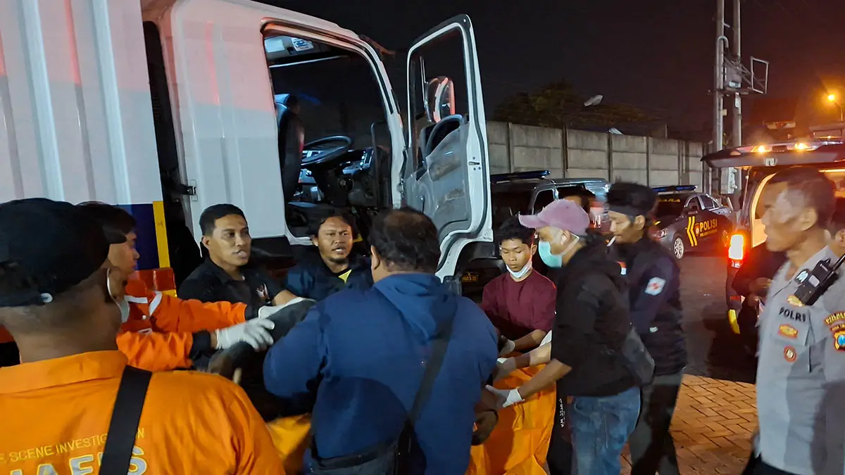 EVAKUASI: Petugas kepolisian bersama tim medis dan warga, saat mengevakuasi jasad Suarno Sucipto, 41, seorang sopir truk asal Bandung yang ditemukan tewas di dalam kabin truk. (Polsek Pandaan for Radar Bromo)