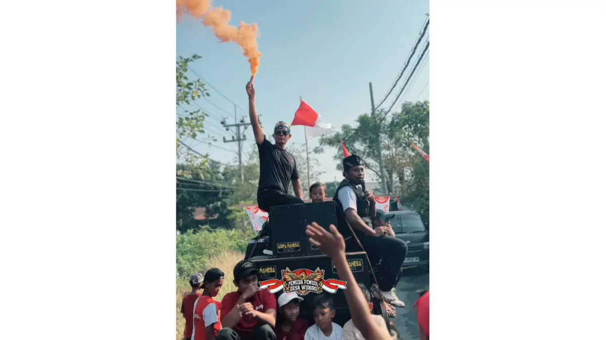 JALAN SANTAI: Kepala Desa Widoro Abdul Jalal (memegang flare) saat gelaran jalan santai di desanya. Ini dilakukan dalam rangka memeriahkan HUT Kemerdekaan ke-81 RI. (PEMERINTAH DESA WIDORO FOR JAWA POS RADAR BROMO)
