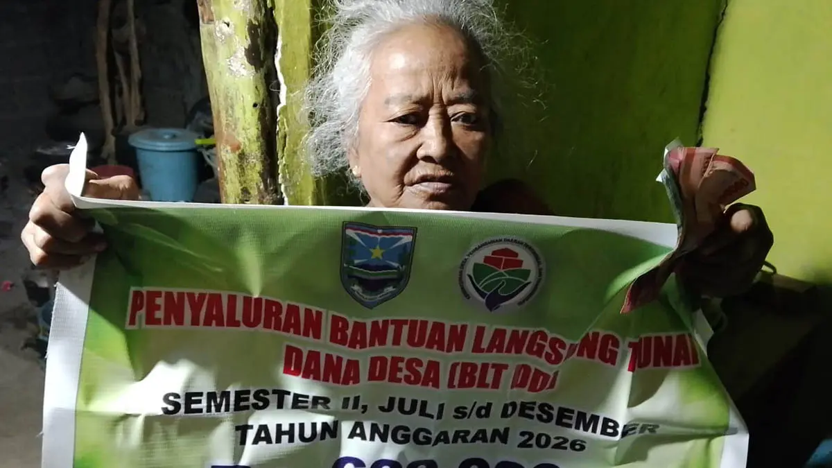 BANTUAN: Seorang lansia saat menerima penyaluran penerima BLT DD Desa Sumber Kramat. (Foto: Didik Purwanto/Jawa Pos Radar Bromo)