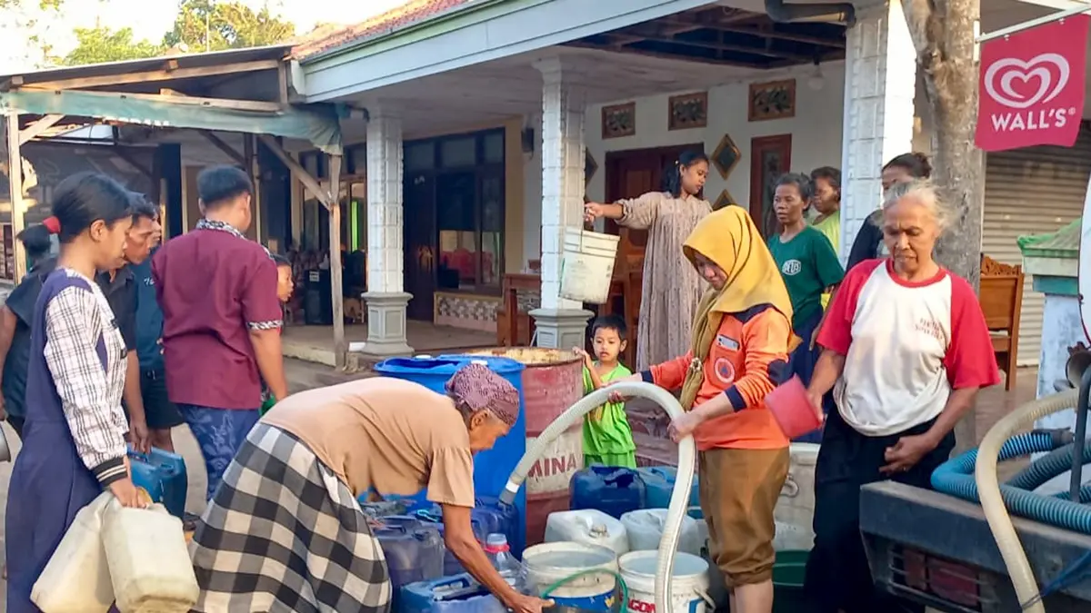 KIRIM AIR: Pegawai BPBD Kabupaten Probolinggo mendistribusikan air bersih ke warga Dusun Lampekan, Desa Paras, Kecamatan Tegalsiwalan. (BPBD KABUPATEN PROBOLINGGO FOR JAWA POS RADAR BROMO)