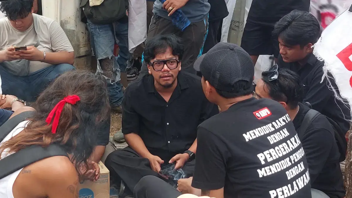 Konten kreator sekaligus aktivis Ferry Irwandi temui massa Aliansi Masyarakat Pati Bersatu (AMPB) di depan gedung DPR RI, Rabu (26/8). (Ryandi Zahdomo/JawaPos.com)