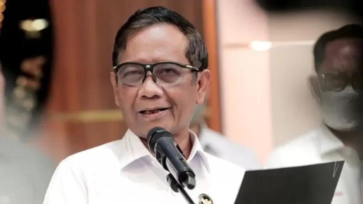 Mahfud MD heran dengan gagasan pemadaman karhutla seluas 202 ribu hektare menggunakan tepung singkong. Meski terdengar tidak biasa, ia mengajak untuk menguji efektivitas inovasi usulan Prabowo tersebut.