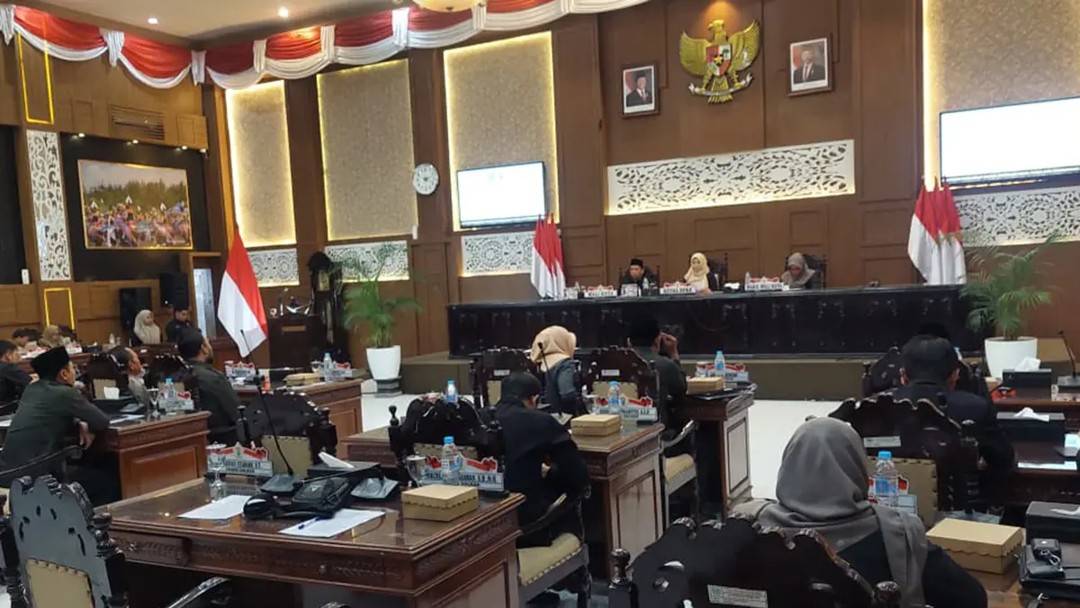 PARIPURNA: DPRD Kota Probolinggo menggelar Rapat Paripurna Penyampaikan Laporan Rekomendasi Pansus Hibah pada PCNU Kota Probolinggo, Senin (24/8) sore. (ARIF MASHUDI/JAWA POS RADAR BROMO)