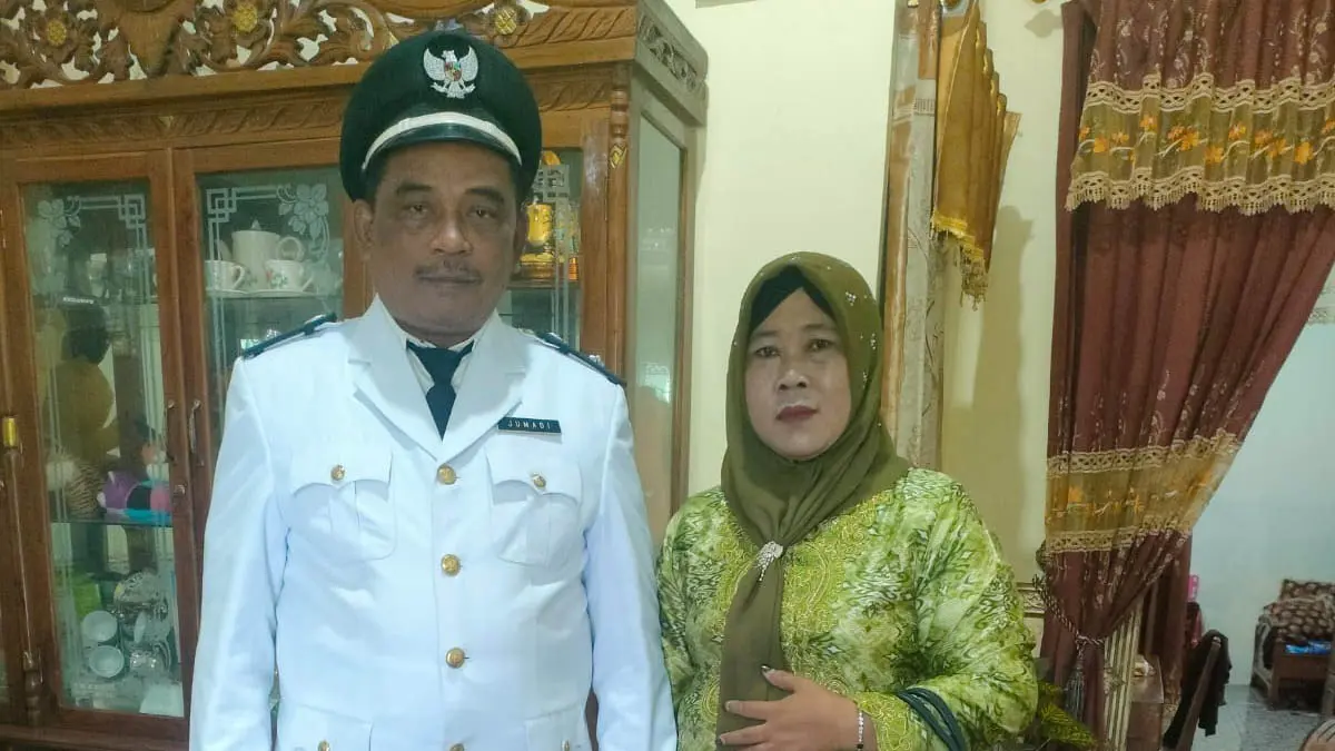 PEMIMPIN : Kepala Desa Sumber Kramat &nbsp;H. Jumadi, bersama Ketua PKK Sumber Kramat Suswati. (Foto: Didik Purwanto/Jawa Pos Radar Bromo)