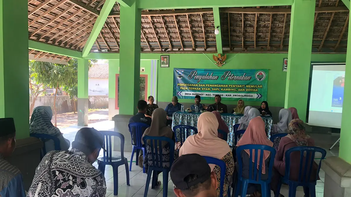 PENYULUHAN: Kabid Kesehatan Hewan dan Kesehatan Masyarakat Veteriner Diperta Kabupaten Probolinggo drh. Nikolas Nuryulianto memberikan penyuluhan di Balai Desa Sumendi, Kecamatan Tongas.