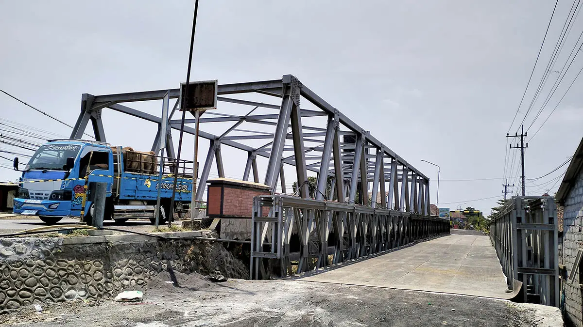 RAMPUNG: Jembatan bailey di ruas jalan Pajarakan selesai dirakit dan siap difungsikan.&nbsp;(Foto : Achmad Arianto/Jawa Pos Radar Bromo)