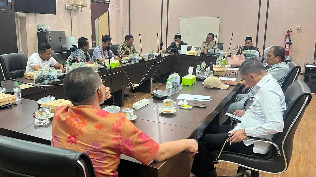 RAPAT: Kegiatan rapat yang berlangsung di kantor DPRD Kabupaten Pasuruan beberapa waktu lalu. (Muhamad Busthomi/Radar Bromo)