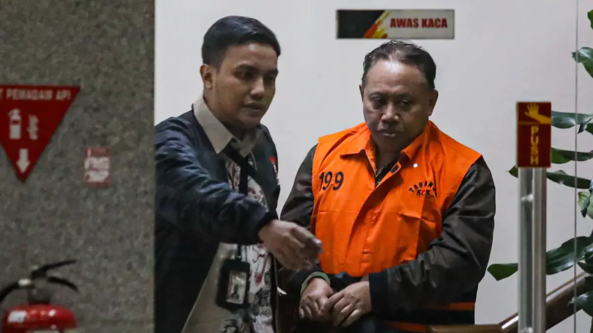 Rektor Universitas Jenderal Soedirman (Unsoed) Akhmad Sodiq berjalan menuju mobil tahanan seusai menjalani pemeriksaan di Gedung Merah Putih KPK, Jakarta, Sabtu (22/8/2026) dini hari. (Salman Toyibi/Jawa Pos)
