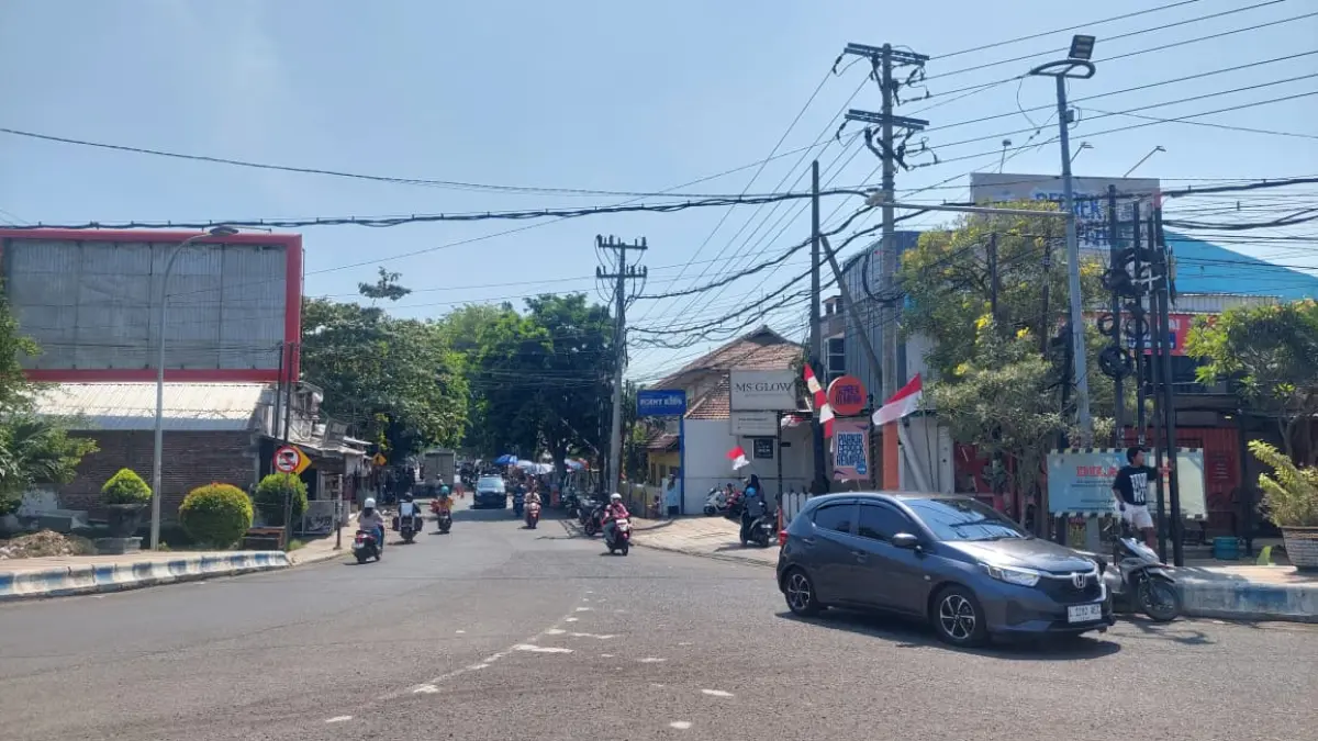 SEGERA DIGARAP: Sejumlah pengendara melintas di Jalan HOS Coroaminoto, Kota Probolinggo, yang akan direvitalisasi. (ARIF MASHUDI/JAWA POS RADAR BROMO)