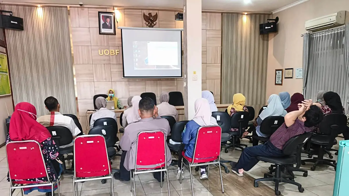 SOSIALISASI: Petugas kesehatan UOBF Puskesmas Gempol saat memberikan sosialisasi intensif mengenai inovasi PENAK MAKAN JENGKOL (Penurunan AKI dan AKB, Maksimalkan Jejaring Kolaborasi). (Puskesmas Gempol for Radar Bromo)