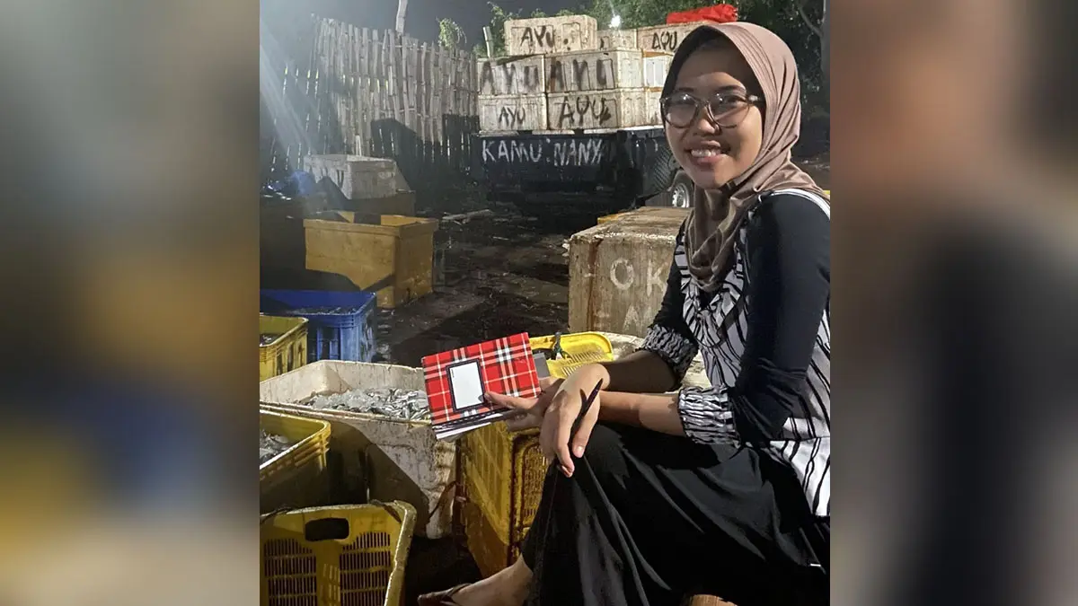 Tika berpose di tempat usahanya. 