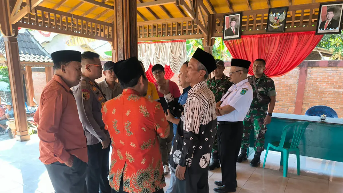 TUNTUT KLARIFIKASI: Sejumlah warga dan perangkat desa berkumpul di Balai Desa Bajangan untuk membahas soal viral potongan video CCTV yang memperlihatkan dua perangkat Desa Bajangan berbuat tidak senonoh.  