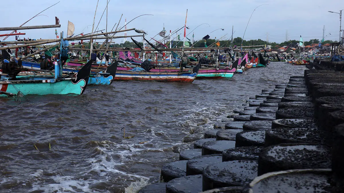 MASIH AMAN: Sejumlah perahu nelayan saat bersandar di kawasan pesisir Pasuruan. Berdasarkan prakiraan BMKG Stasiun Meteorologi Maritim Tanjung Perak Surabaya untuk periode 26–30 Agustus 2026, perairan laut Pasuruan masih aman bagi nelayan untuk melaut. (Mokhamad Zubaidillah/Radar Bromo)